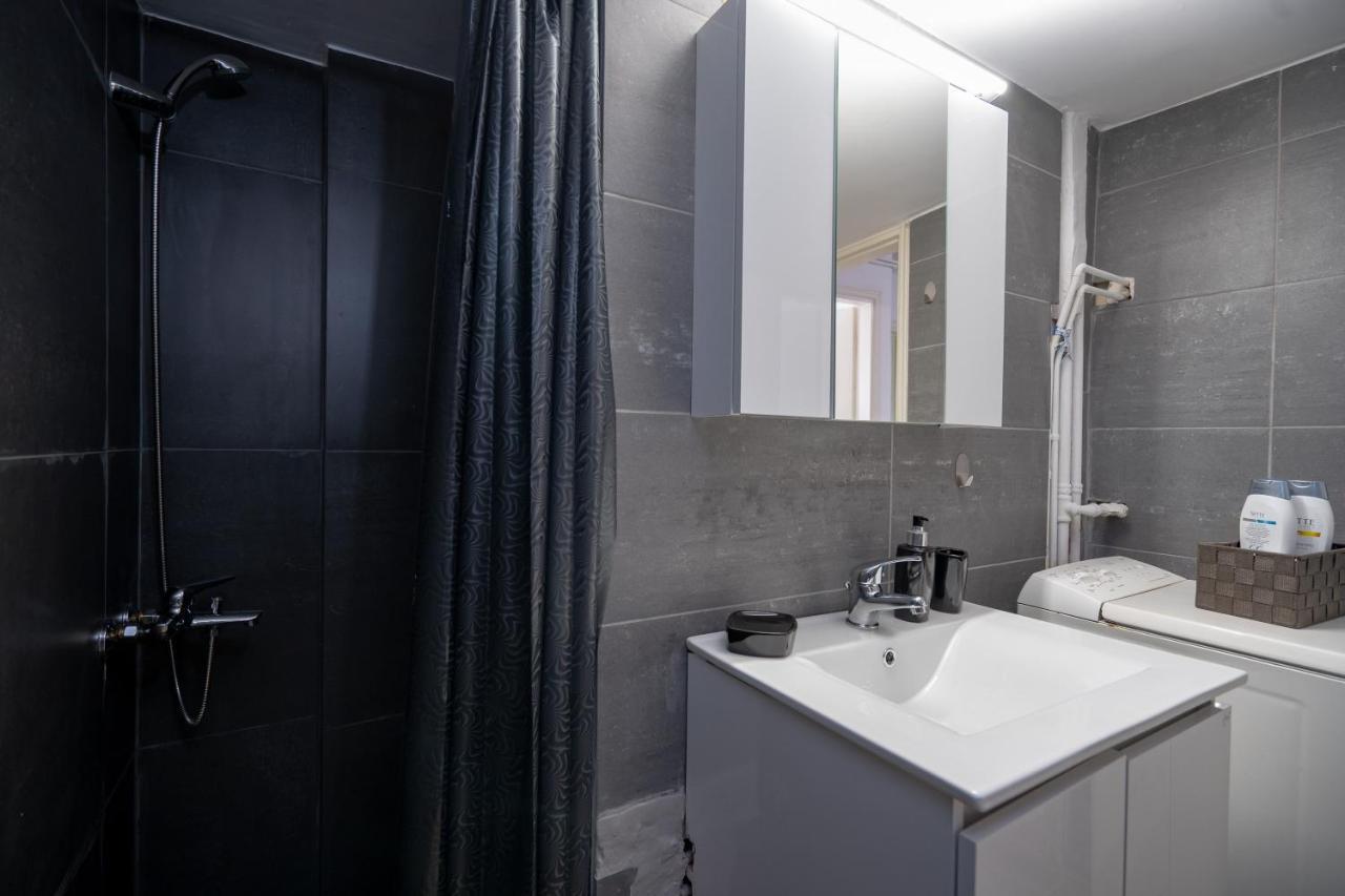 Dimotiko Theatro Metro St. 1 Bedroom 4 Pers. Flat Pireus Exteriör bild