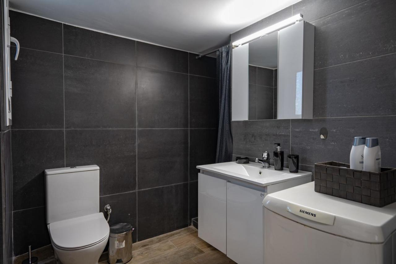 Dimotiko Theatro Metro St. 1 Bedroom 4 Pers. Flat Pireus Exteriör bild