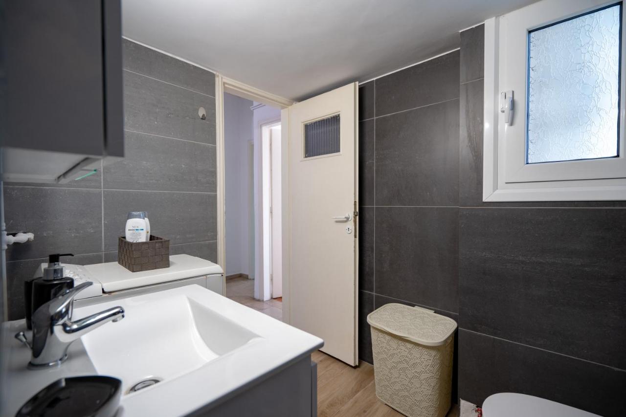 Dimotiko Theatro Metro St. 1 Bedroom 4 Pers. Flat Pireus Exteriör bild