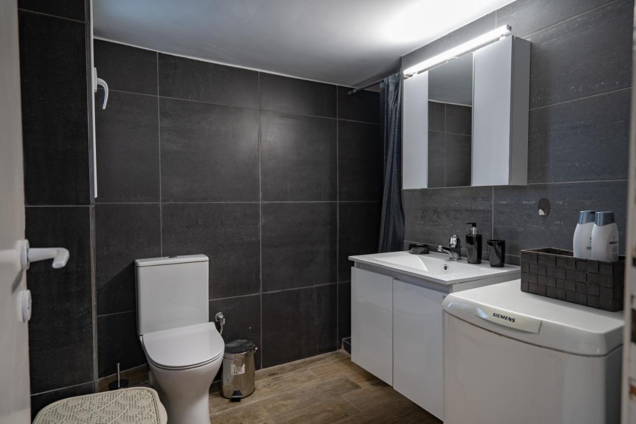 Dimotiko Theatro Metro St. 1 Bedroom 4 Pers. Flat Pireus Exteriör bild